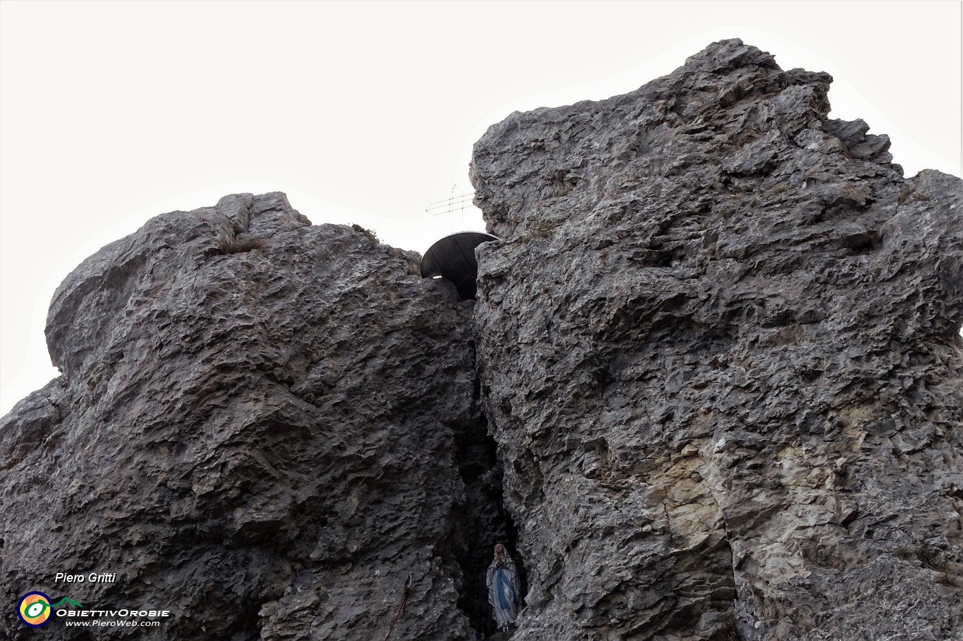 20 In alto la croce, sotto, nell'anfratto, la Madonnina.JPG